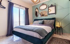 Arty Vintage Townhouse With Rooftop Shower & Sun Loungers